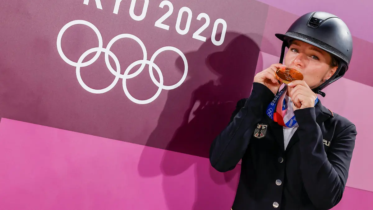 TOKYO - Olympische Spiele / Olympic Games, Olympische Spiele, Olympia, OS 2021, TOKYO - Olympische Spiele / Olympic Games 2021 KRAJEWSKI Julia GER Nach der Medaillenvergabe Vielseitigkeit / Eventing Tokio, Equestrian Park 02. August 2021 - *** TOKYO Olympic Games Olympic Games 2021, TOKYO Olympic Games Olympic Games 2021 KRAJEWSKI Julia GER After the Medal Eventing Tokyo, Equestrian Park 02 August 2021