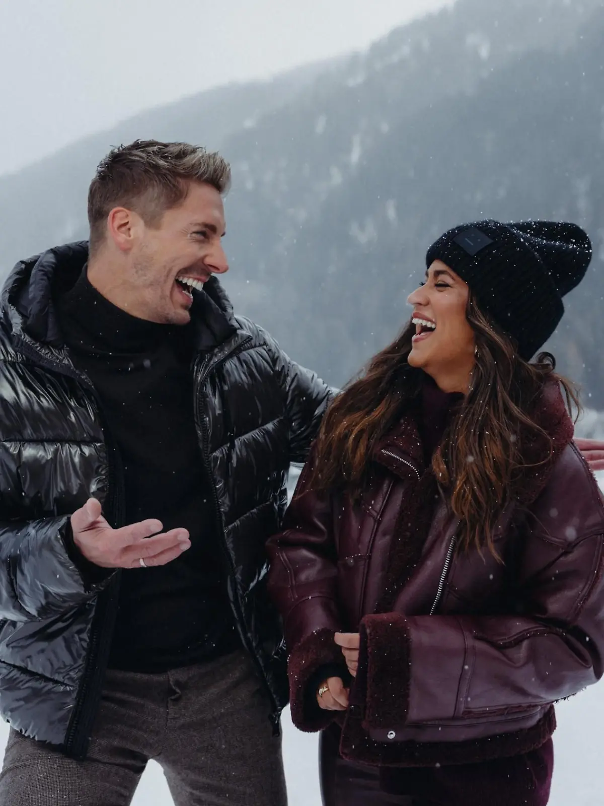 Norman Langen und Steffi Brungs vor winterlicher Kulisse.