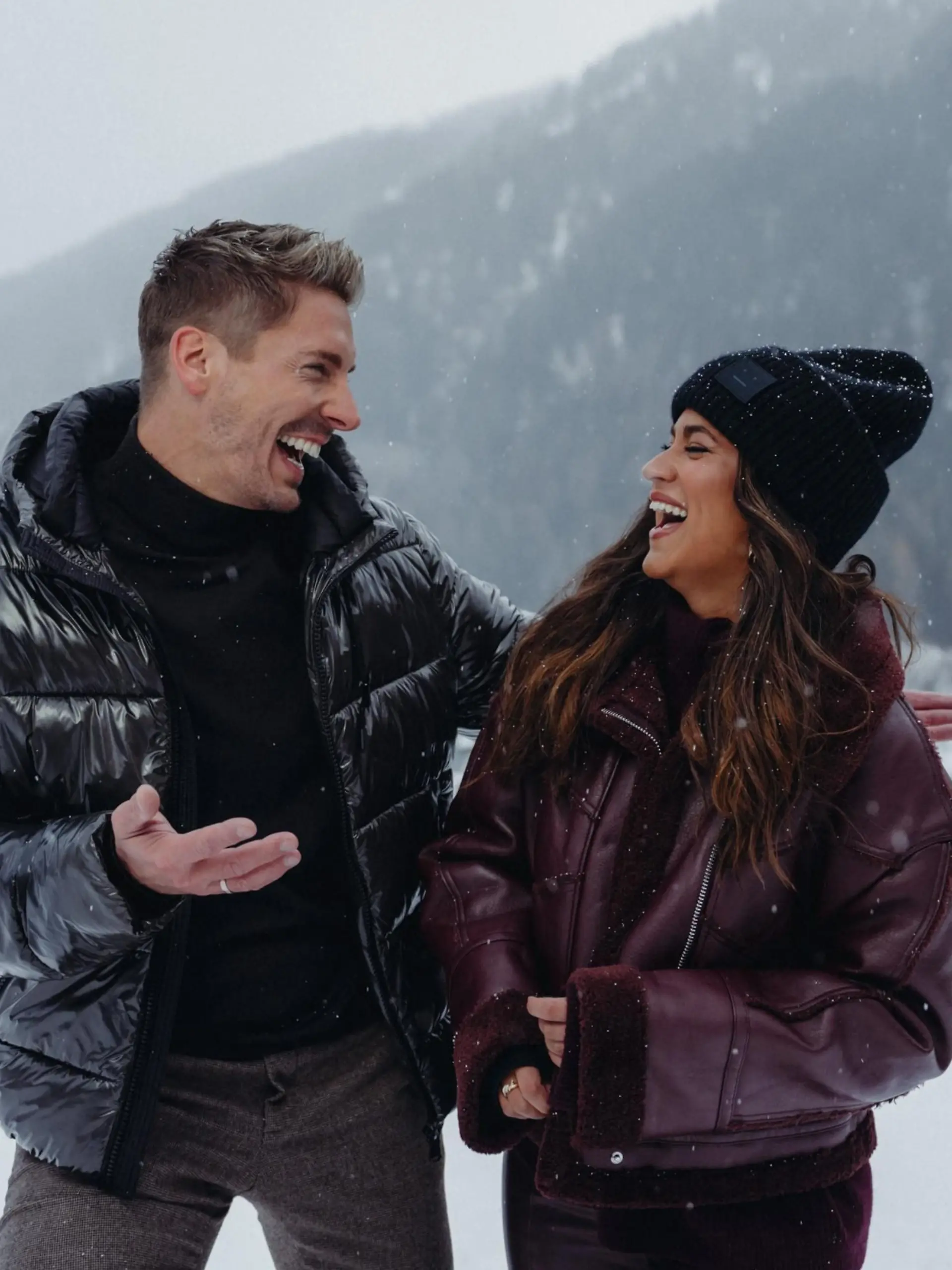 Norman Langen und Steffi Brungs vor winterlicher Kulisse.