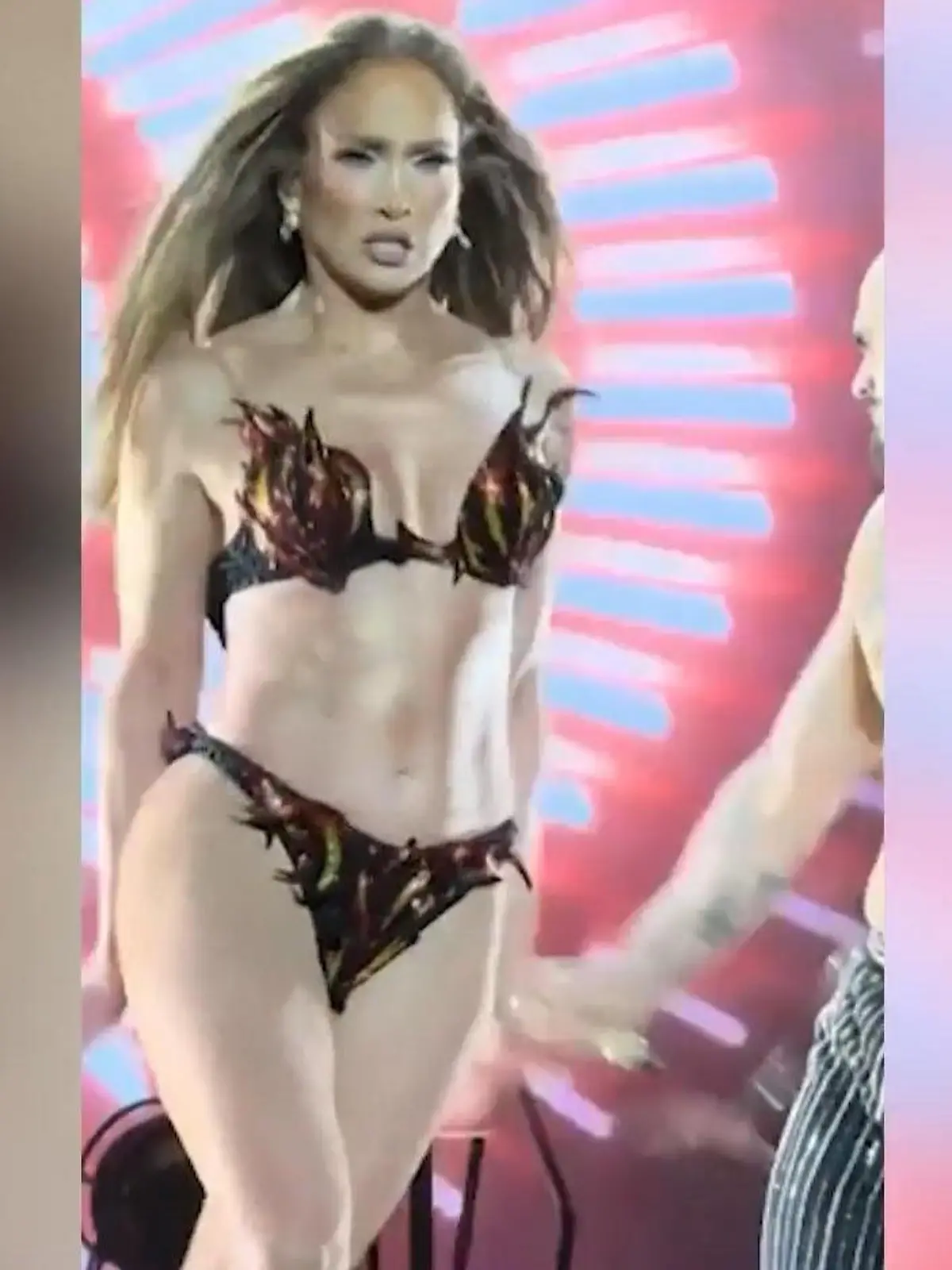 Bild zu: "Sexy Show im Flammen-Bikini! Sängerin postet heißes Video – um mehr Tickets zu verkaufen"