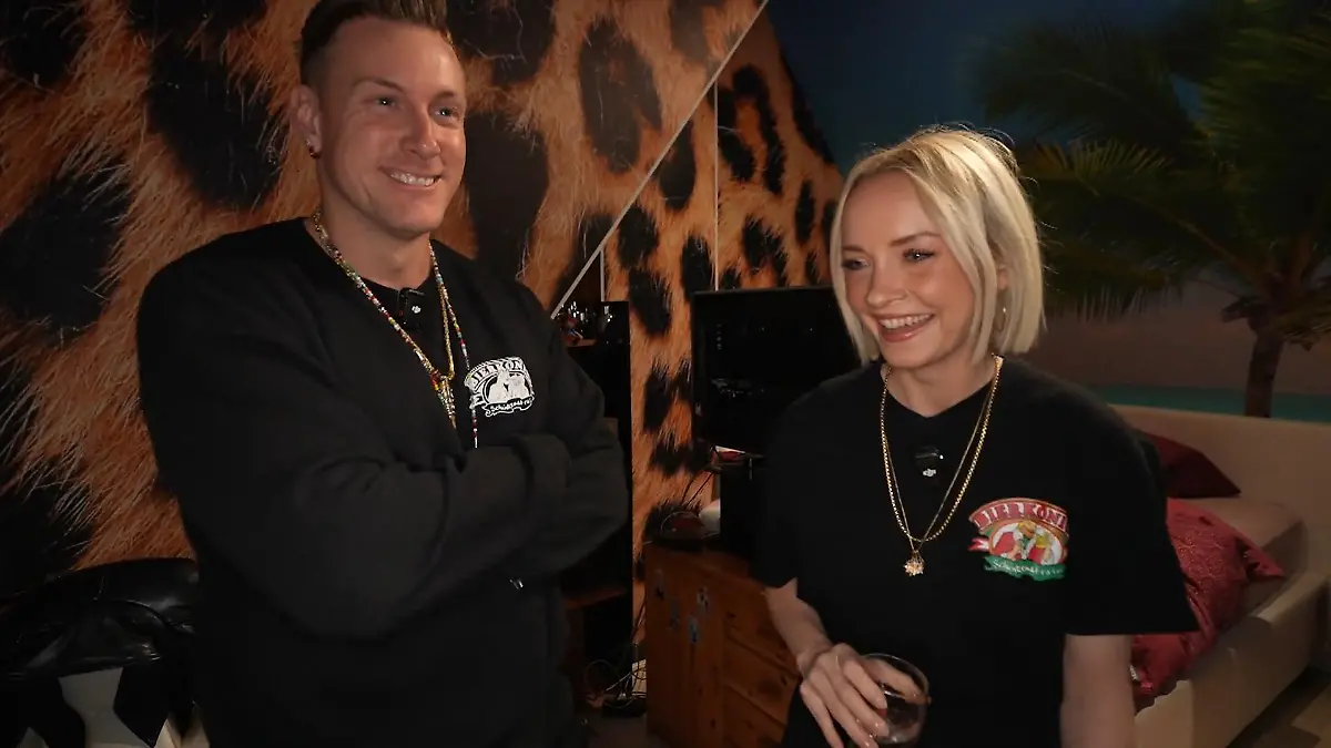 -Temptation-Island-VIP-Moderatorin-Janin-Ullmann-Was-macht-sie-im-Schlafzimmer-von-Calvin-Kleinen-