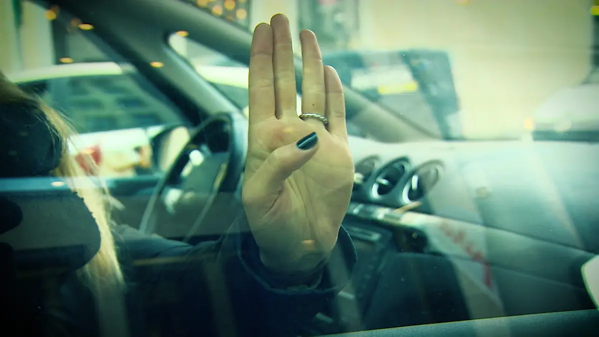 Mädchen (6) rettet sich und seine Familie mit SOS-Handzeichen Parkhaus-Unfall endet mit Festnahme