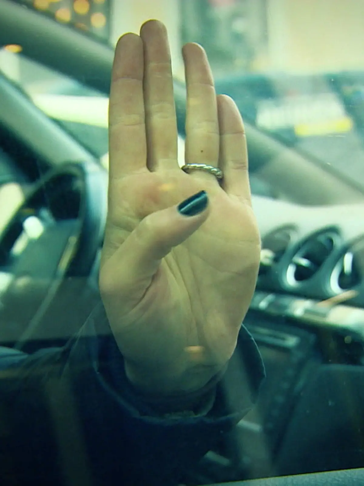 Bild zu: "Mädchen (6) rettet sich und seine Familie mit SOS-Handzeichen"