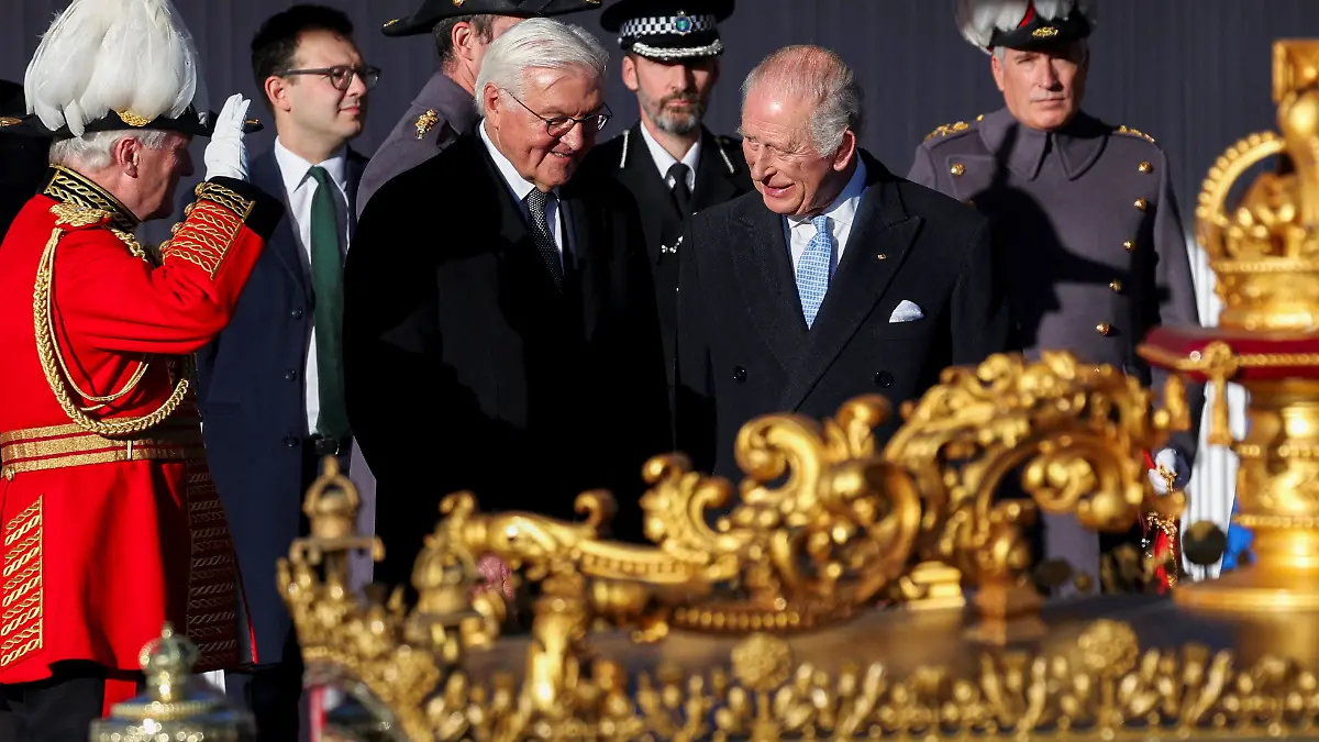 London-K-nig-Charles-III-nimmt-unseren-Bundespr-sidenten-in-der-Kutsche-mit-