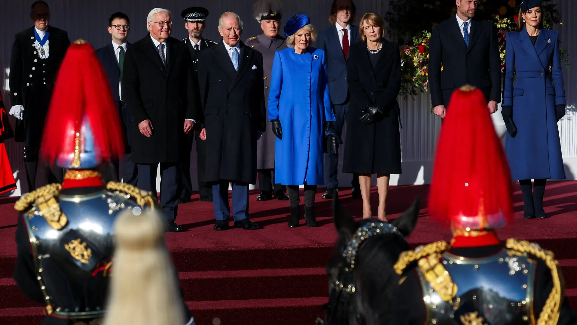 William und Catherine begrüßten Steinmeier und seine Frau am Flughafen. Von Heathrow ging es nach Windsor, wo König Charles III. und Königin Camilla mit dem deutschen Präsidentenpaar die letzte Strecke zum Schloss per Kutsche zurücklegte.