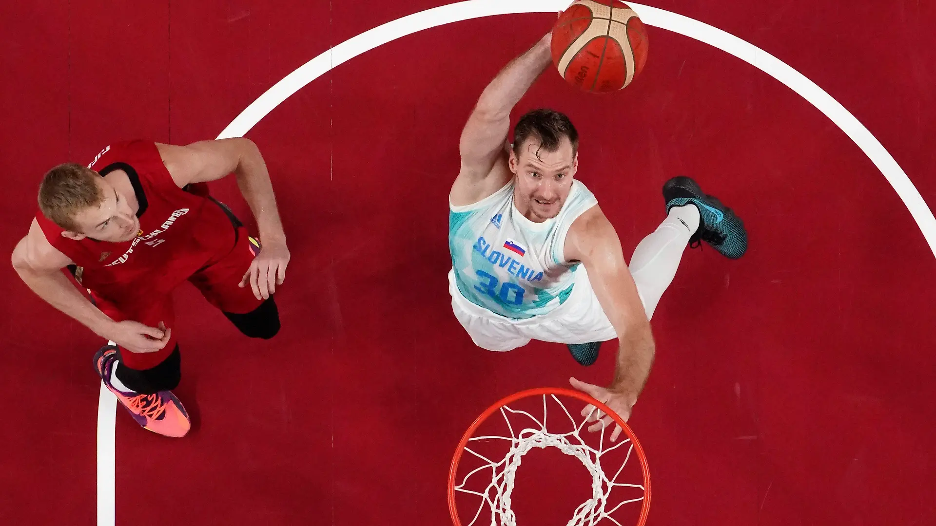 03.08.2021, Japan, Saitama: Basketball: Olympia, Slowenien - Deutschland, Finalrunde, Viertelfinale in der Saitama Super Arena. Sloweniens Zoran Dragic (30) in Aktion gegen Deutschlands Niels Giffey (5). Foto: Brian Snyder/Pool Reuters/dpa +++ dpa-Bildfunk +++