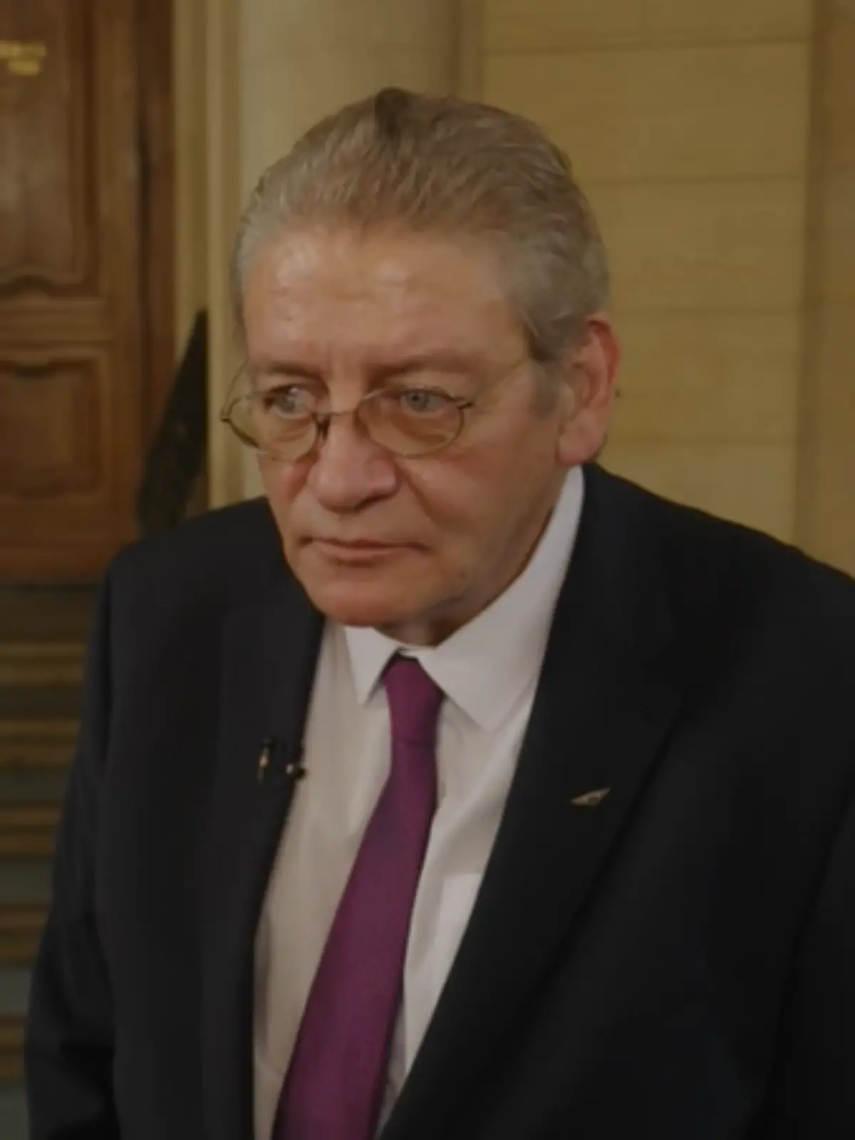 Bastian Schwarz* gibt ein Interview