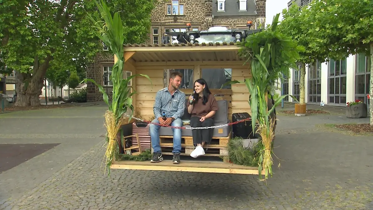 Michi überrascht Valentina mit Traktor Erste Annäherung