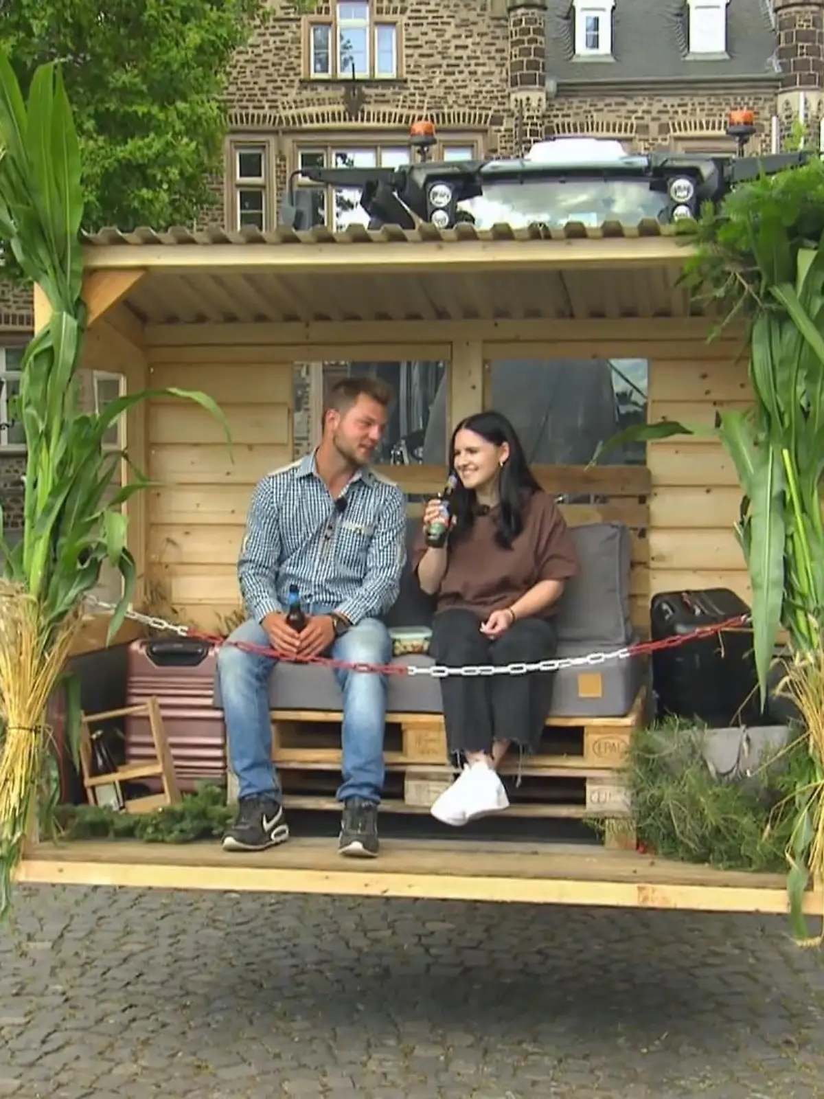 Bild zu: "Michi überrascht Valentina mit Traktor"