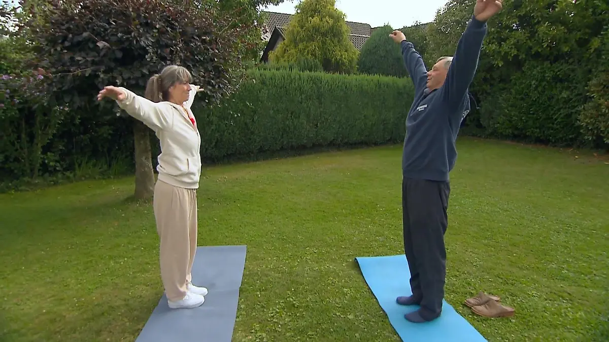 Johann und Katja machen Yoga Innere Balance