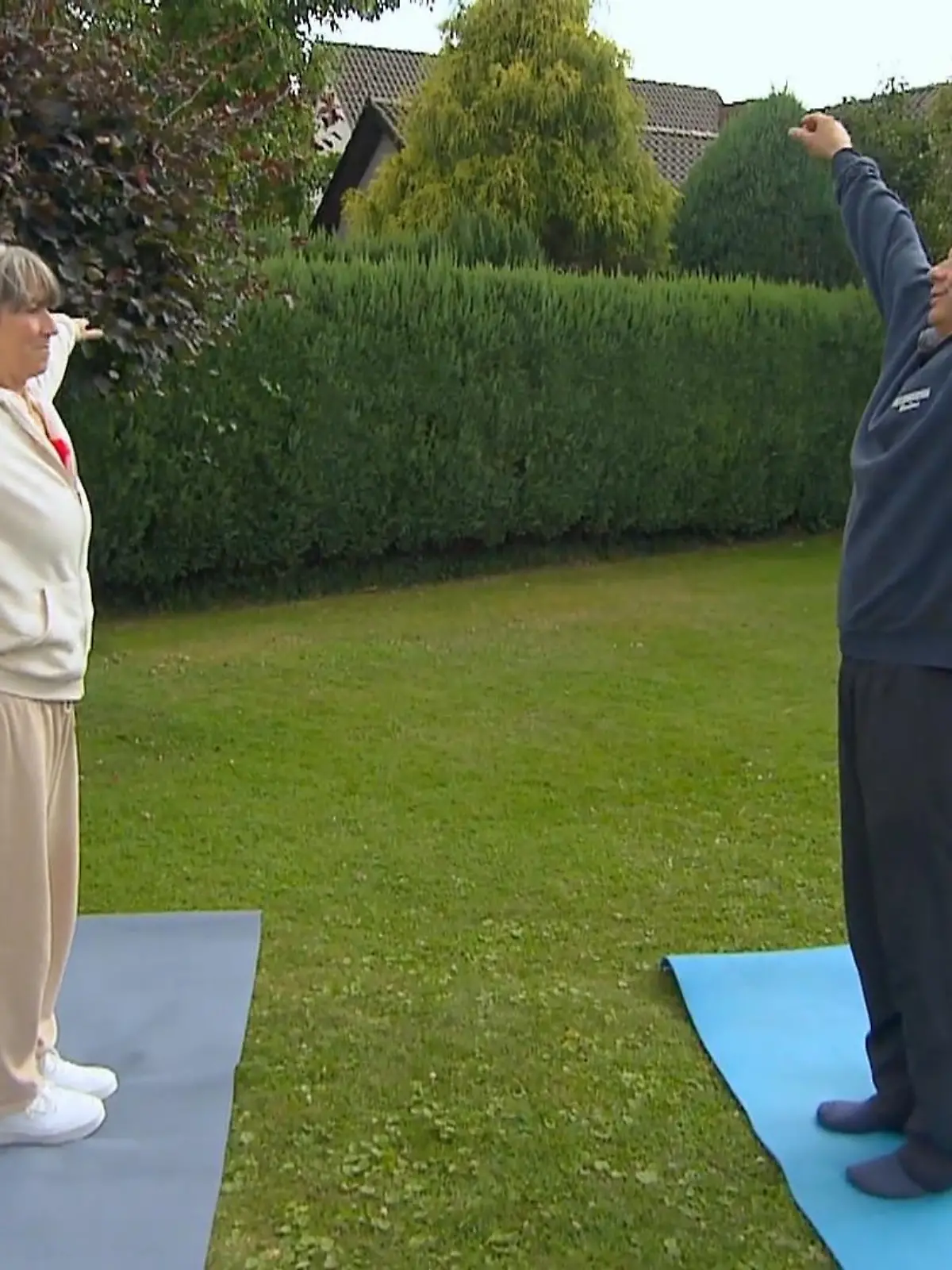 Bild zu: "Johann und Katja machen Yoga"