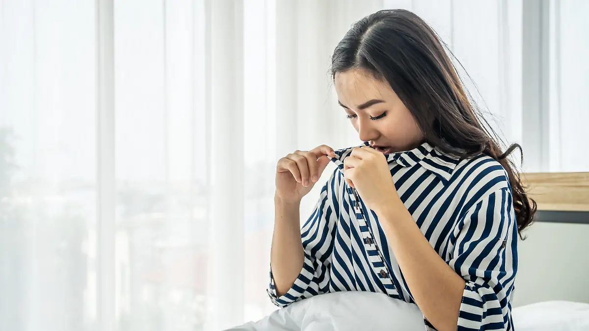 Frau blickt in ihren Ausschnitt