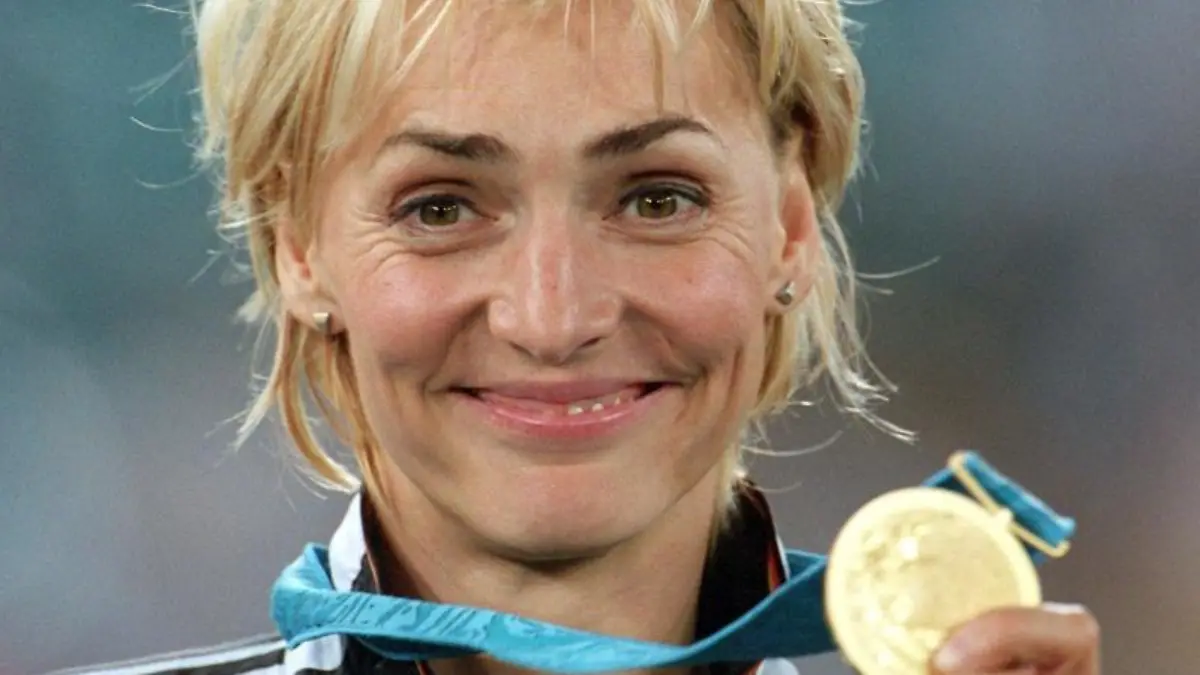 Die Weitspringerin und Sprinterin brachte 1989 Sohn Toni zur Welt, danach gewann sie Olympia-Gold 1992 in Barcelona und 2000 in Sydney. Foto: Arne Dedert
