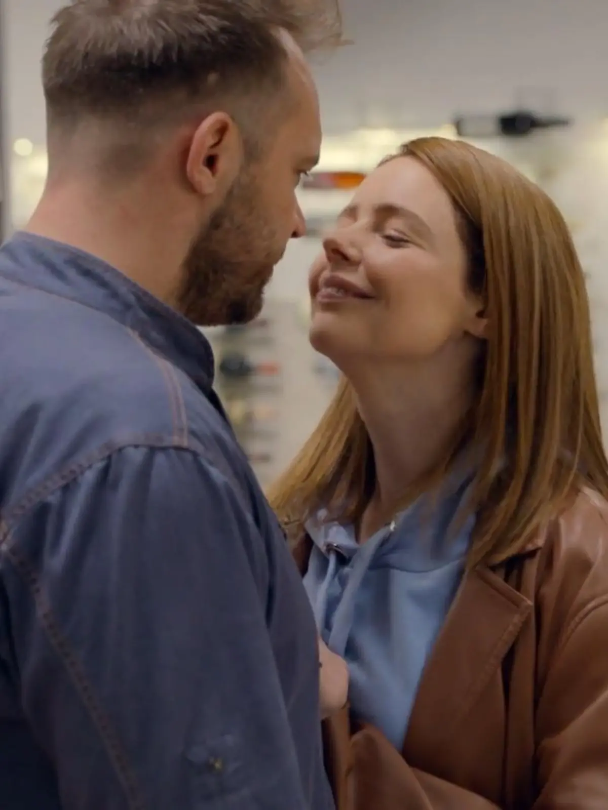 Erik (Patrick Heinrich) bemüht sich bei Toni (Olivia Marei)