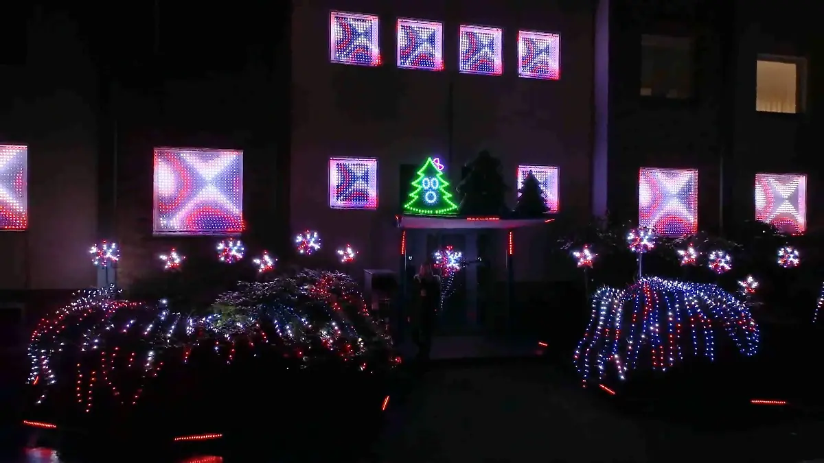 Weihnachtslichtshow durch Buzzer in Kölner Vorgarten Lämpchen blinken passend im Takt