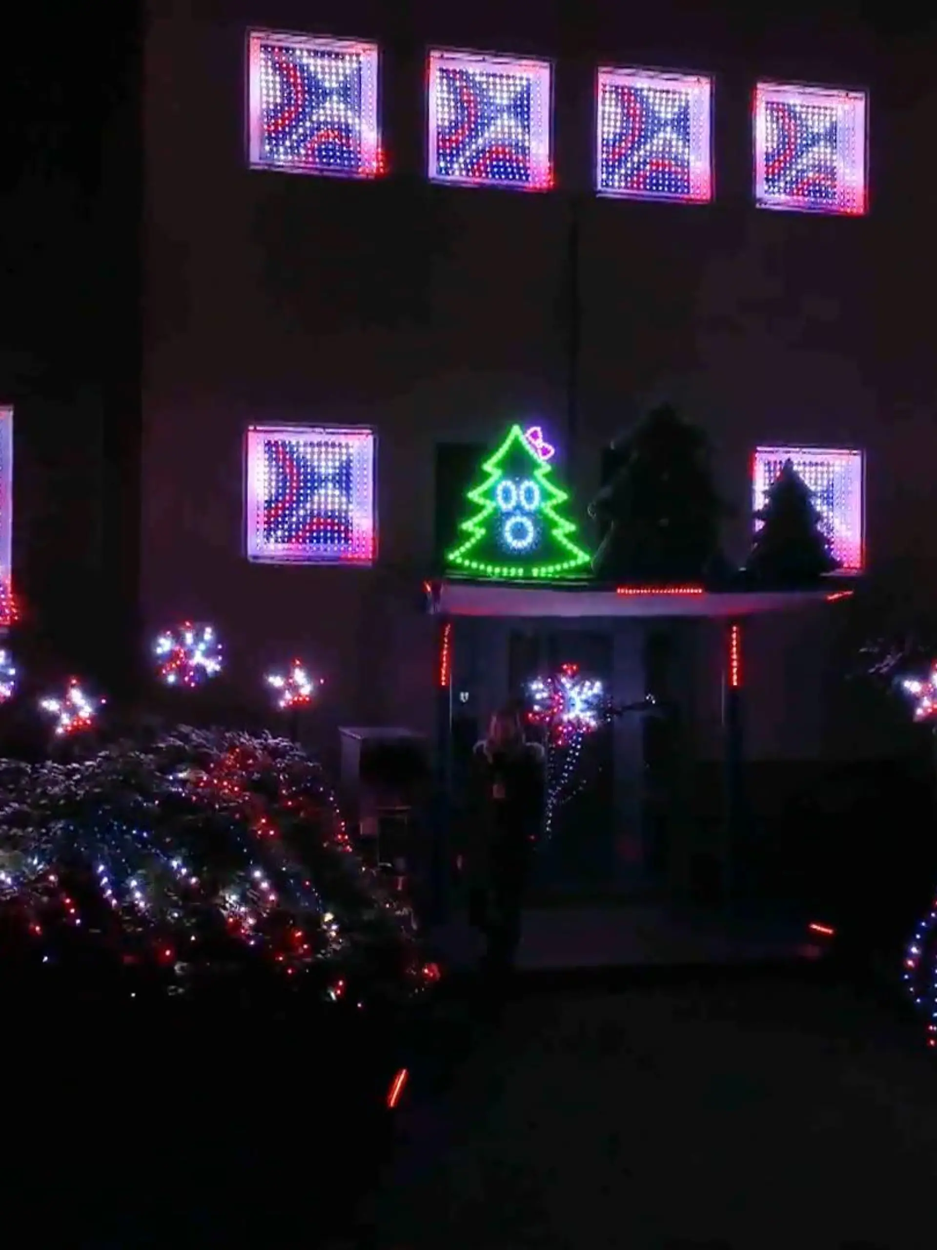 Bild zu: "Weihnachtslichtshow durch Buzzer in Kölner Vorgarten"