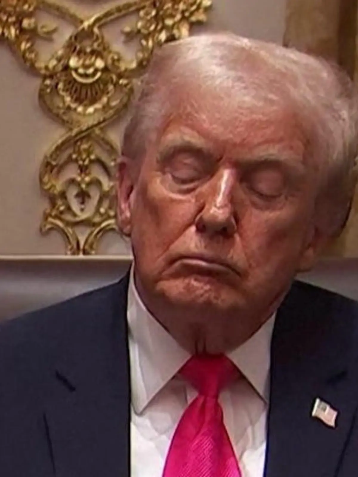 Bild zu: "Donald Trump (79) fallen bei Sitzung die Augen zu – schon wieder!"