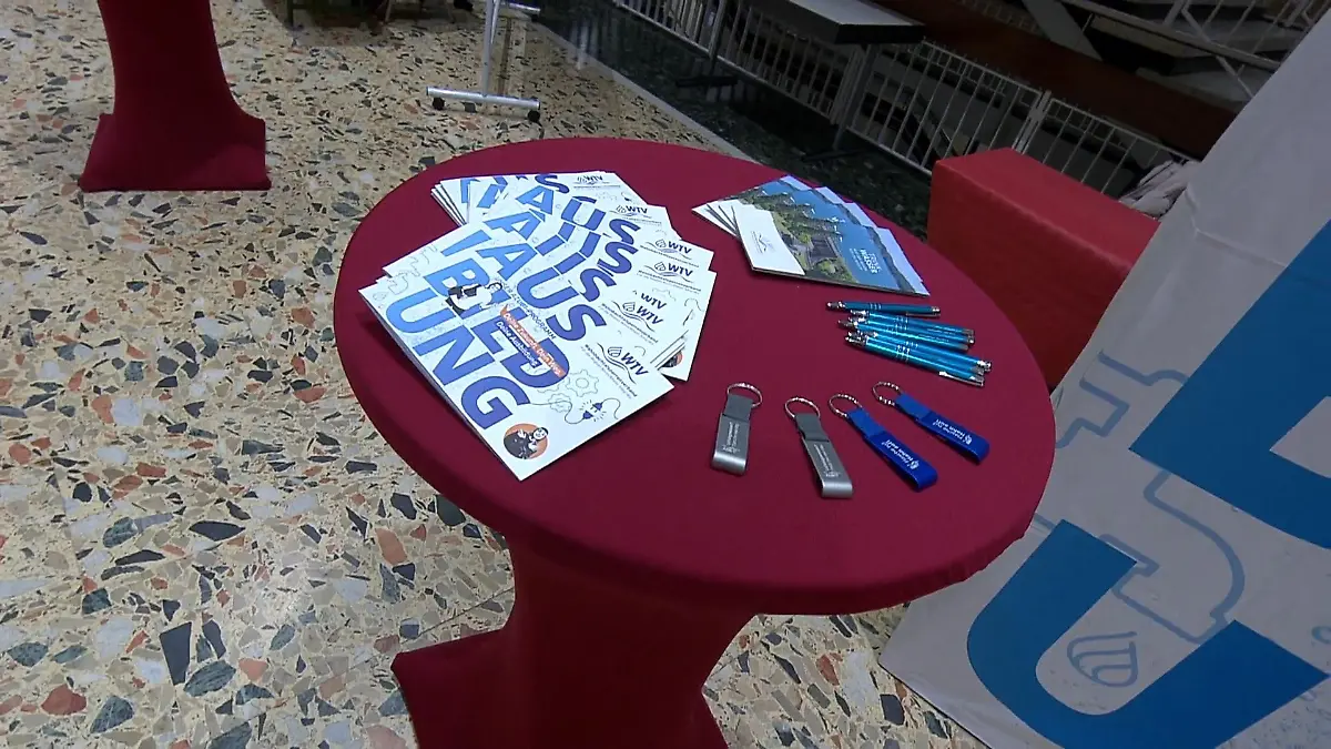 Ausbildungsmesse-in-Schule-Wirtschaft-trifft-Jugend-im-Abendunterricht