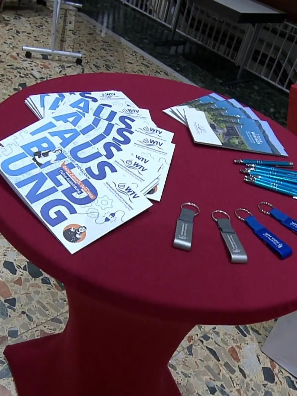 Bild zu: "Ausbildungsmesse in Schule - Wirtschaft trifft Jugend im Abendunterricht"