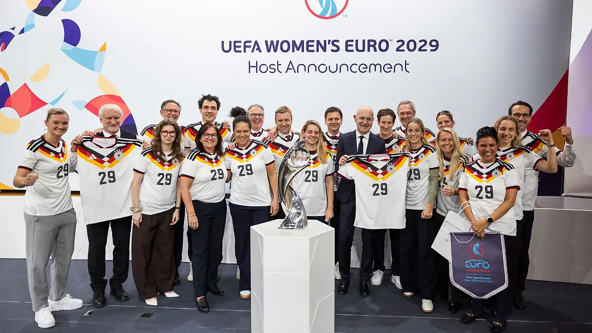 Die deutsche Delegation bejubelt den EM-Zuschlag.