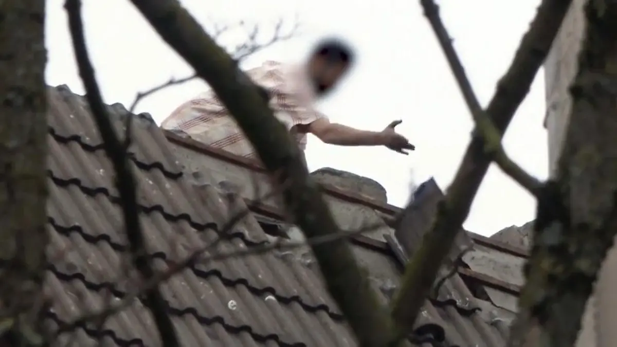 Randale in Hagen – Ziegel fliegen von Dach Elf Autos beschädigt, Straße abgesperrt