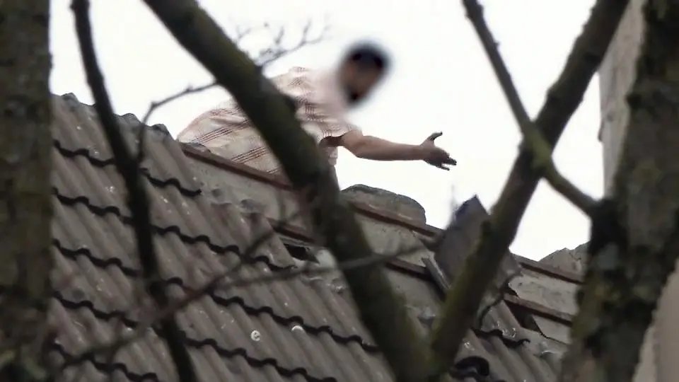 Mann-wirft-Dachziegel-auf-Stra-e-in-Hagen-Spezialkr-fte-beenden-Randale-auf-Hausdach