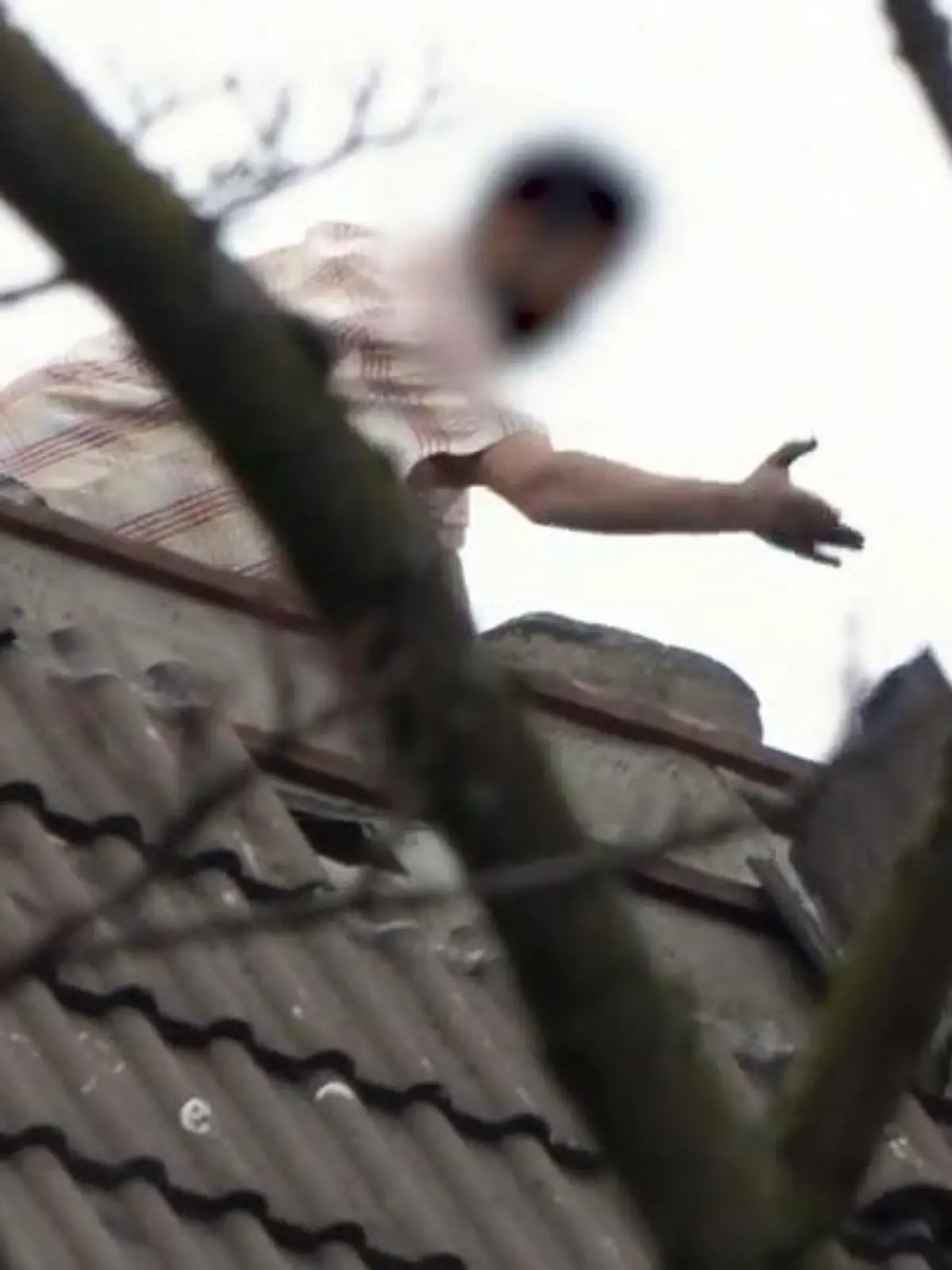 Bild zu: "Randale in Hagen – Ziegel fliegen von Dach"