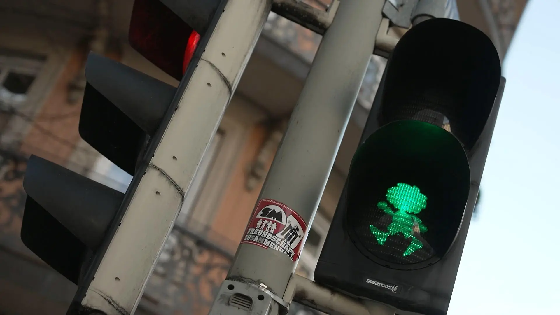 In München gibt es den kleinen Kobold sogar als Ampel-Figur.