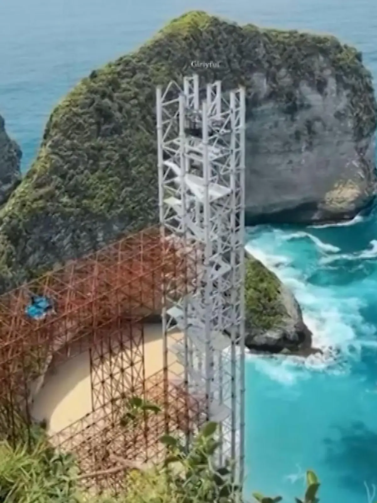 Bild zu: "Stahlkoloss verschandelt bekanntesten Strand der Welt – DAS soll das Paradies jetzt retten"