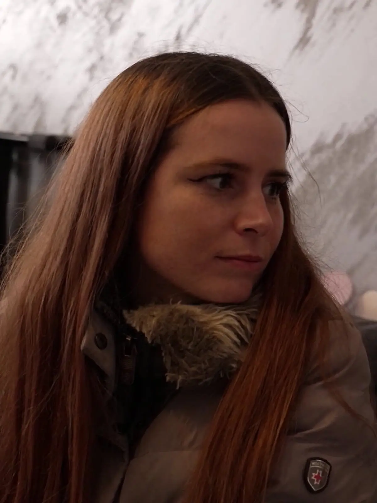 Janine Müschen und ihre Kinder sitzen in 15 Grad kalten Wohnungen. Trotz pünktlicher Nebenkosten reagiert ihr Vermieter nicht – die Familien überstehen die Kälte nur mit Decken, Jacken und Heizlüftern.