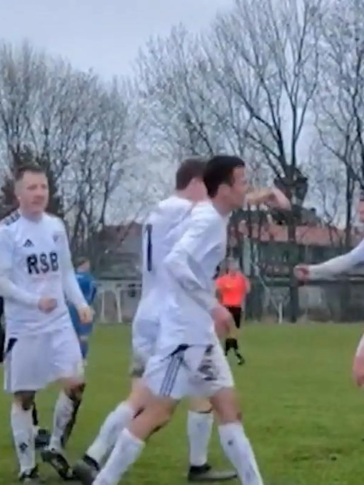 Bild zu: "Schlüpper-Skandal beim Fußball! Aus diesem Grund darf er nicht mitspielen"