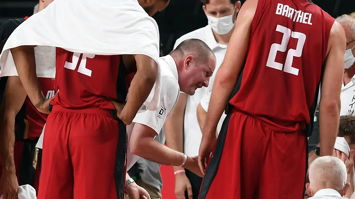 28.07.2021, Japan, Saitama: Basketball: Olympia, Nigeria - Deutschland, Vorrunde, Gruppe B, 2. Spieltag in der Saitama Super Arena. Henrik Rödl (M), Bundestrainer von Deutschland, spricht in einer Auszeit mit seinen Spielern. Foto: Swen Pförtner/dpa +++ dpa-Bildfunk +++
