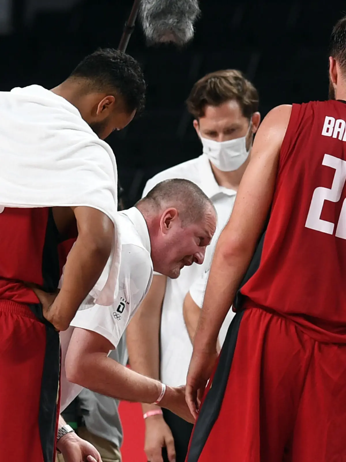 28.07.2021, Japan, Saitama: Basketball: Olympia, Nigeria - Deutschland, Vorrunde, Gruppe B, 2. Spieltag in der Saitama Super Arena. Henrik Rödl (M), Bundestrainer von Deutschland, spricht in einer Auszeit mit seinen Spielern. Foto: Swen Pförtner/dpa +++ dpa-Bildfunk +++