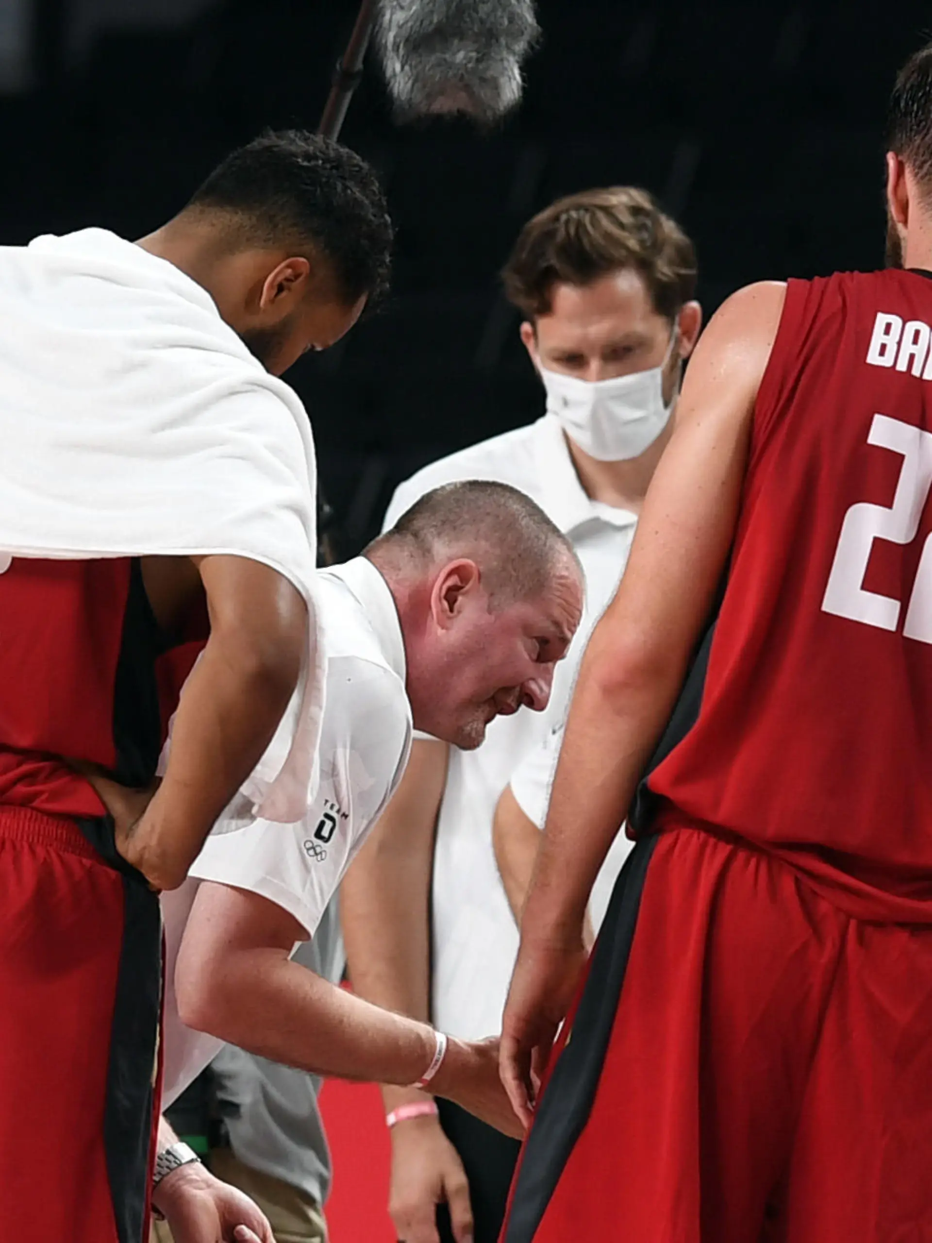 28.07.2021, Japan, Saitama: Basketball: Olympia, Nigeria - Deutschland, Vorrunde, Gruppe B, 2. Spieltag in der Saitama Super Arena. Henrik Rödl (M), Bundestrainer von Deutschland, spricht in einer Auszeit mit seinen Spielern. Foto: Swen Pförtner/dpa +++ dpa-Bildfunk +++
