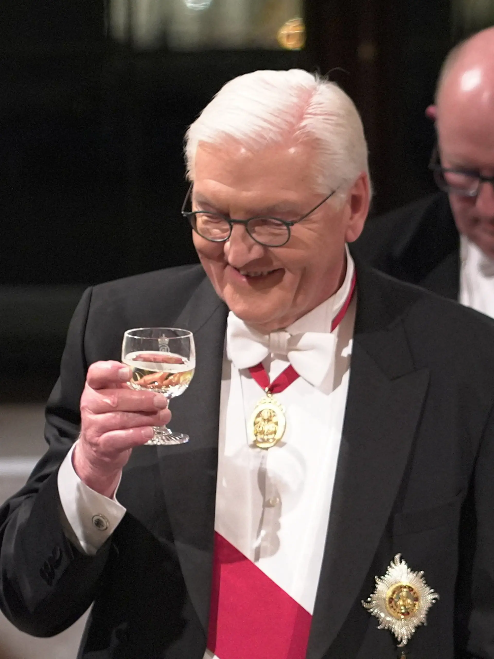 Bei einem von den britischen Royals ausgerichteten Staatsbankett stoßen Bundespräsident Steinmeier und Prinzessin Kate an.
