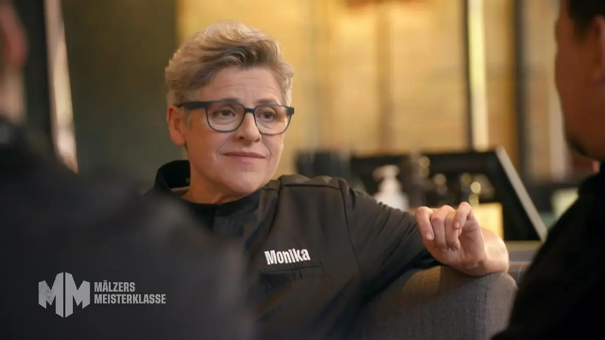 Tim hat gelernt, Vertrauen in Monikas Kochen zu haben Tim fordert sie hinaus