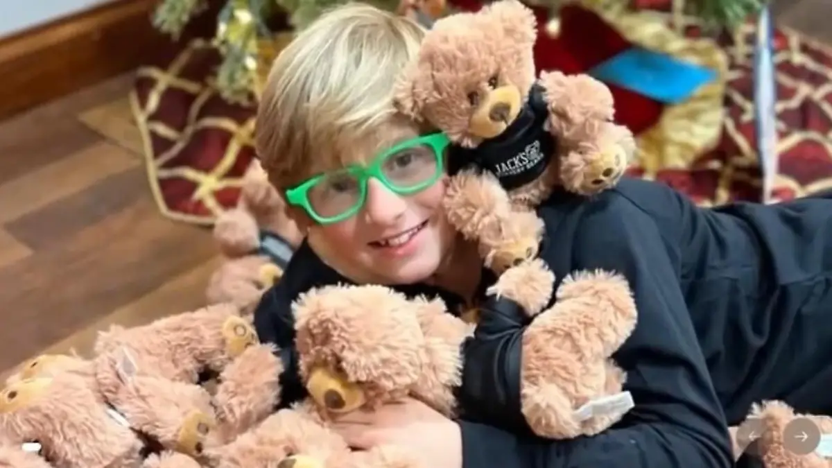 Er schenkt kranken Kindern ein Lächeln Jack (9) ist der Teddybär-Mann