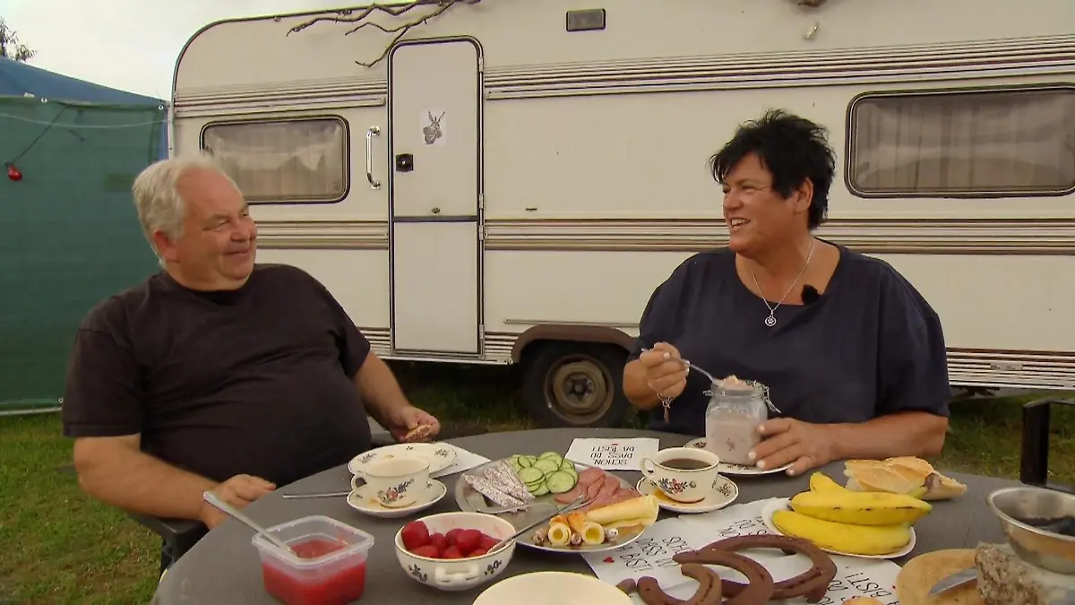 Simone sorgt für Energie vor der Arbeit Frühstück für Frank