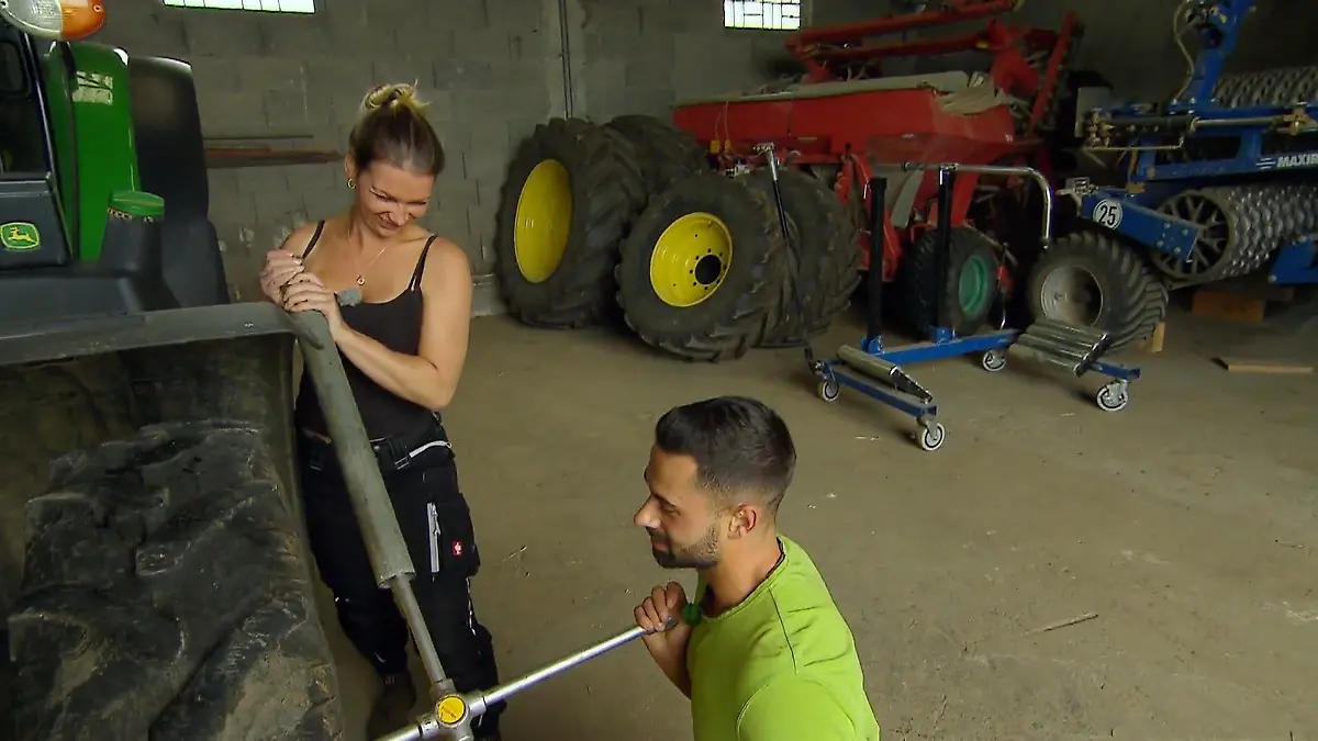 Kerrin packt beim Reifenwechsel an Bodybuilderin im Einsatz