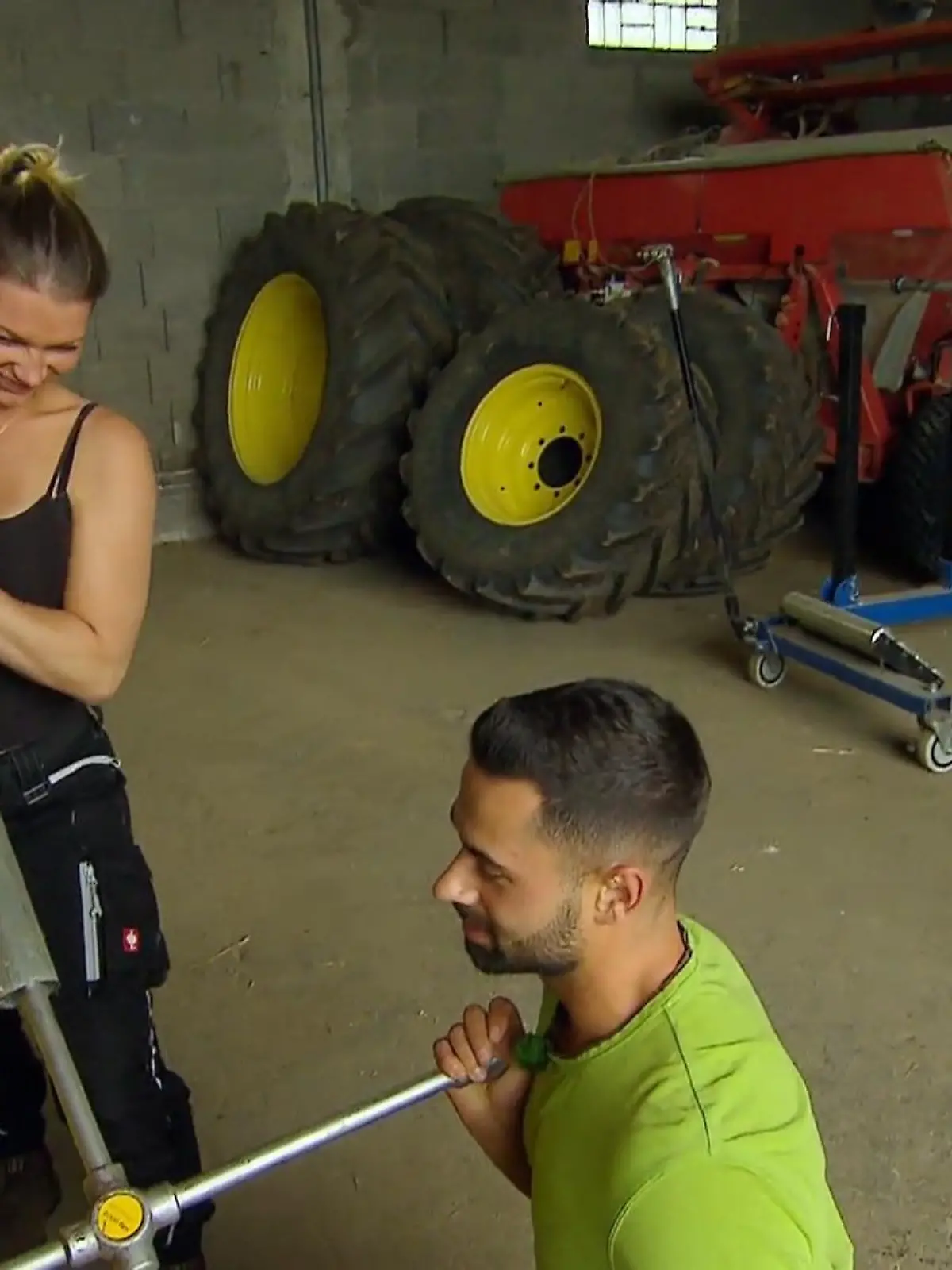 Bild zu: "Kerrin packt beim Reifenwechsel an"