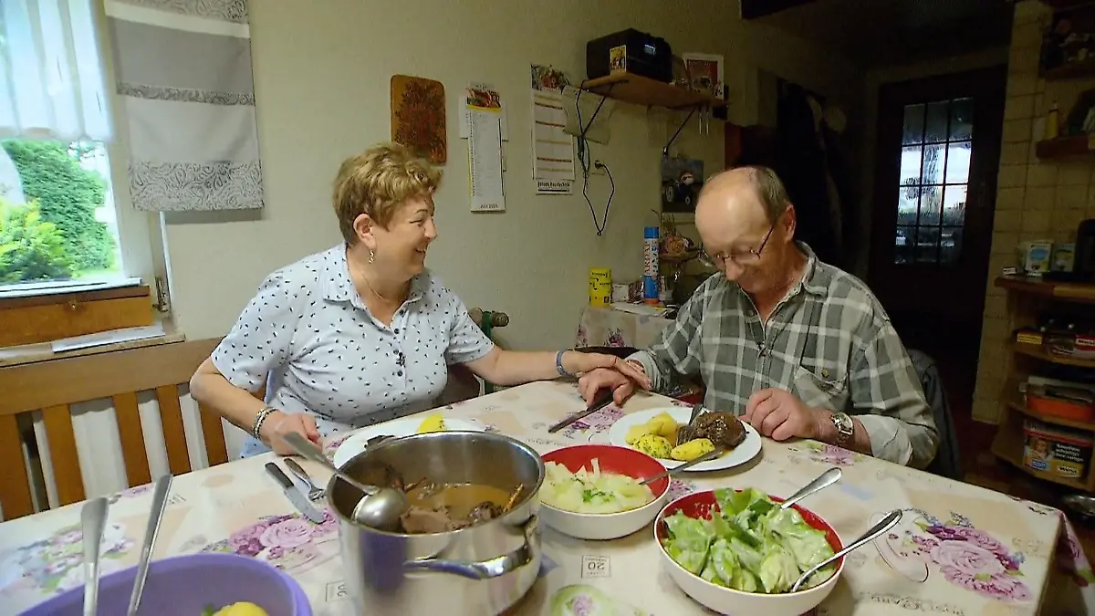 Walter und Katharina genießen den Hasen Liebe geht durch den Magen
