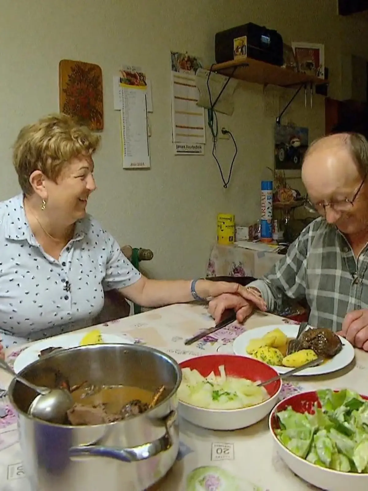 Bild zu: "Walter und Katharina genießen den Hasen"