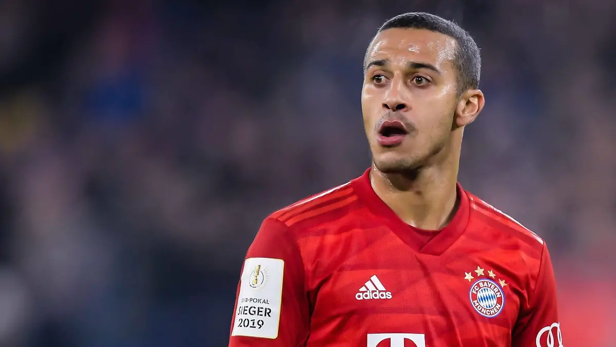  Thiago Alcantara do Nascimento of FC Bayern Munich during the German DFB Pokal quarter final match between FC Schalke 04 and Bayern Munich at the Veltins Arena on March 03, 2020 in Gelsenkirchen, Germany German DFB Pokal 2019/2020 xVIxANPxSportx/xGerritxvanxKeulenxIVx 407782098