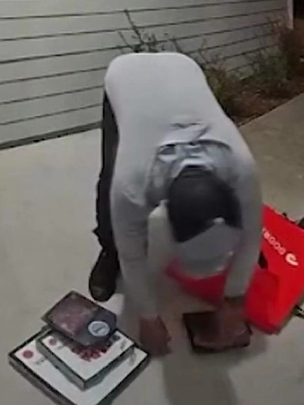 Bild zu: "Türkamera hält Ekel-Aktion fest! Familie überführt Lieferdienst-Fahrer"