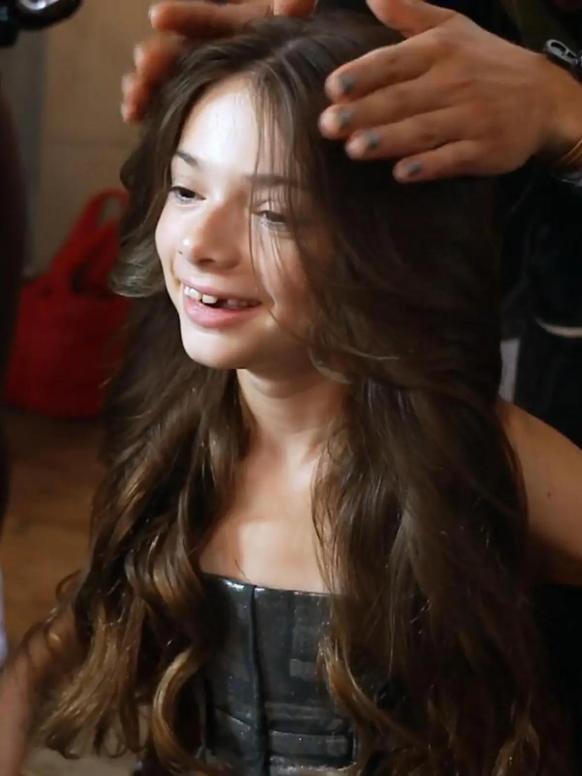 Bild zu: "Sophia Cordalis wird gestylt"