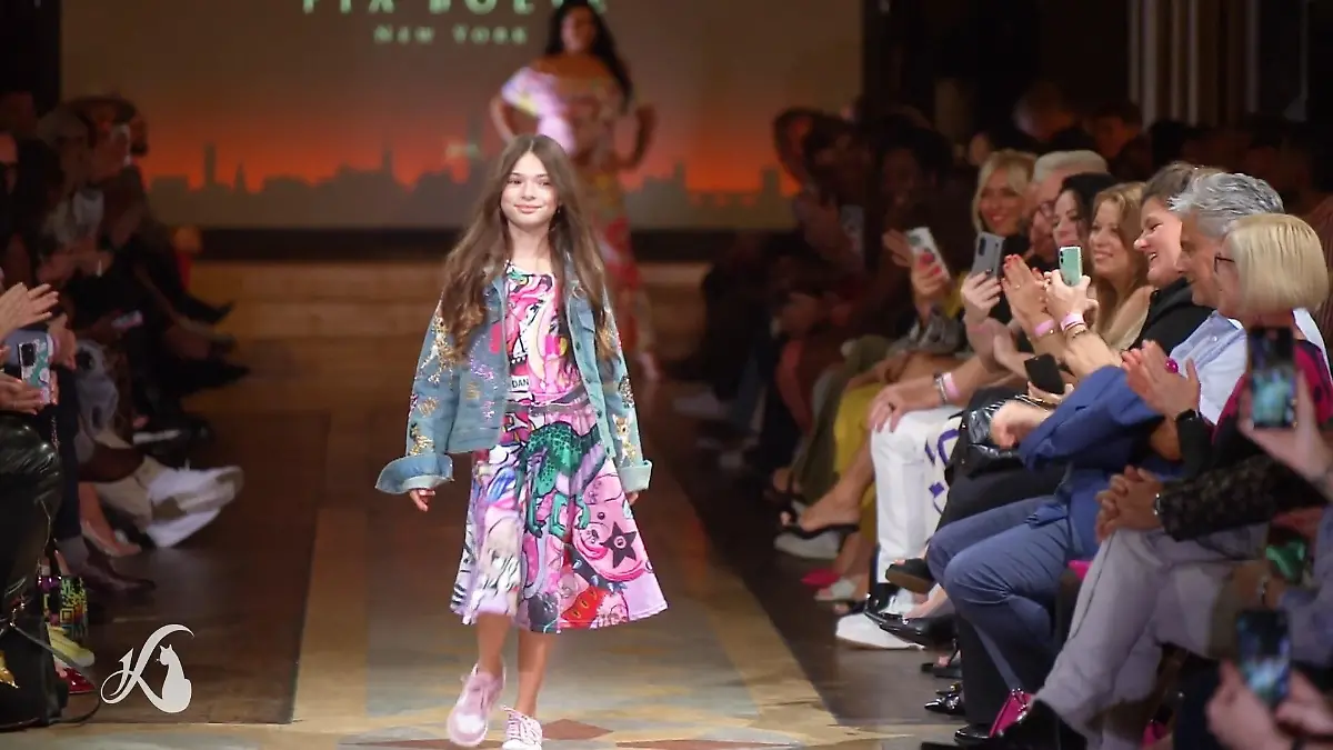 Sophia Cordalis glänzt auf dem Catwalk Wie ein Profi