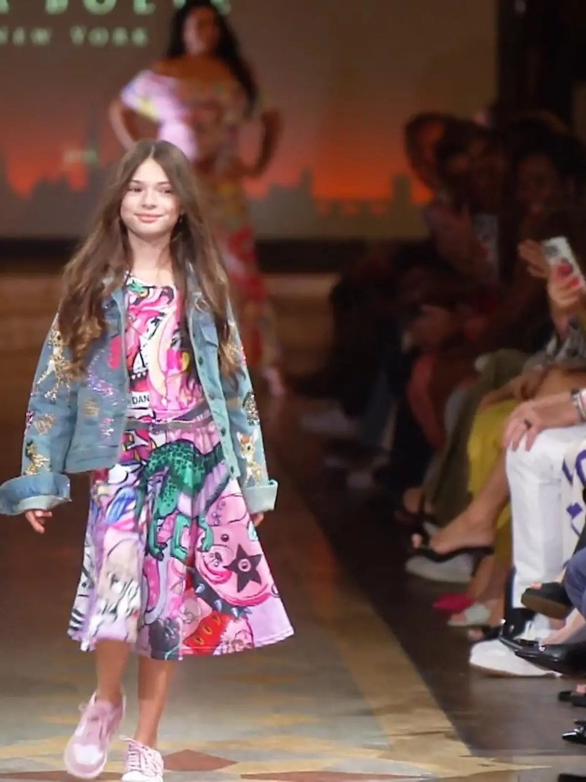 Bild zu: "Sophia Cordalis glänzt auf dem Catwalk"