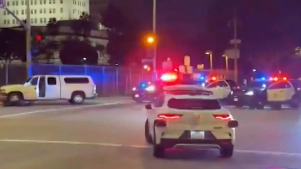 Selbstfahrendes-Taxi-platzt-in-Polizei-Einsatz-und-landet-mitten-in-der-Schussbahn-Verwirrung-in-Los-Angeles