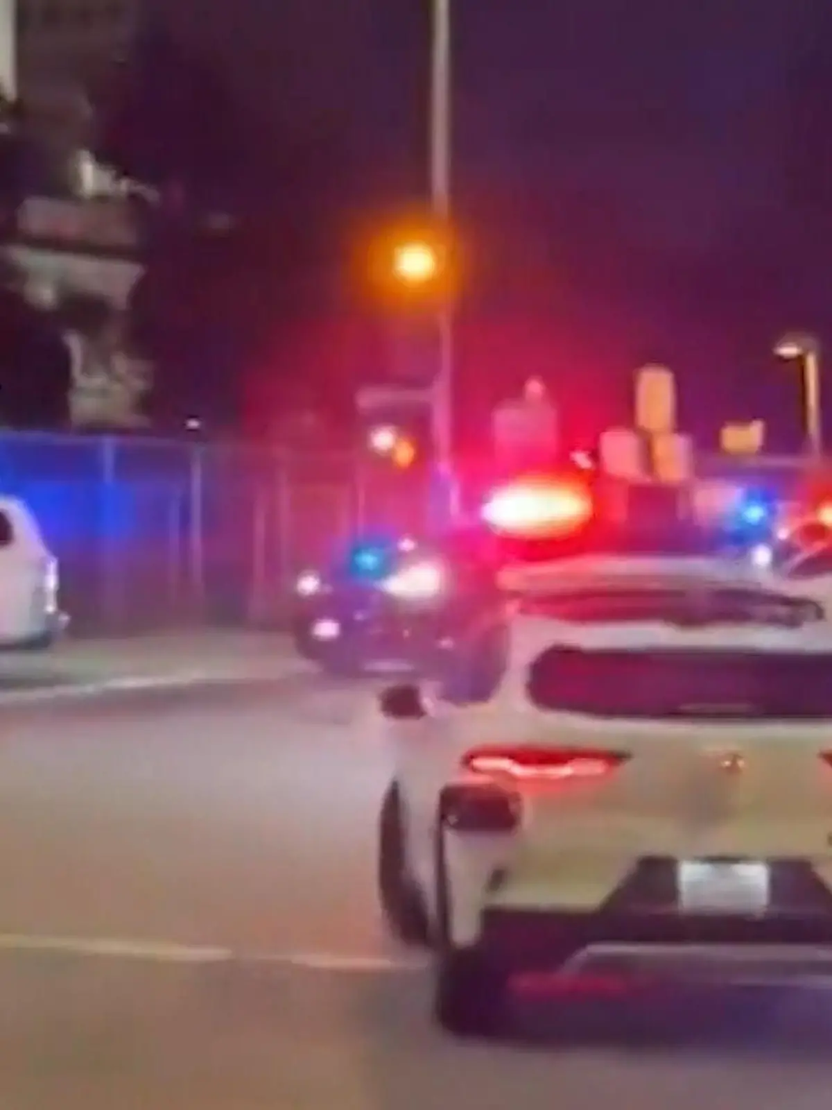 Bild zu: "Mitten in die Schussbahn! Selbstfahrendes Taxi platzt in Polizei-Einsatz"