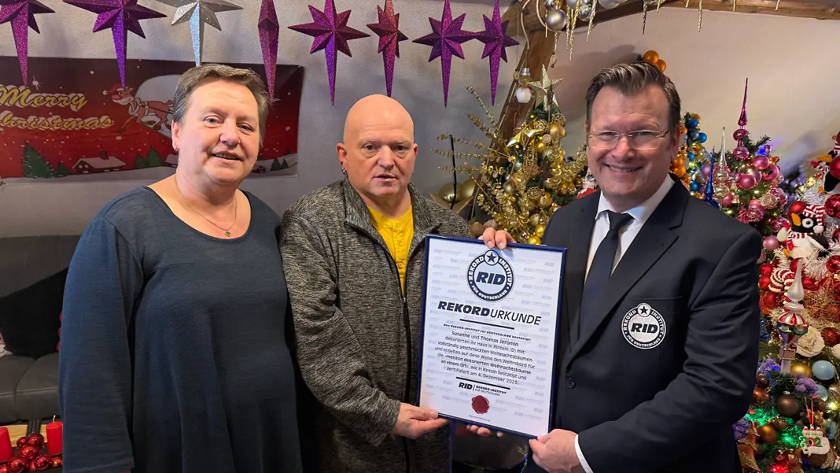 Olaf Kuchenbecker vom Rekordinstitut übergibt Familie Jeromin die Urkunde.